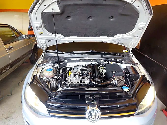 Motor de Volkswagen Golf aberto durante manutenção na Stop Car Mecânica